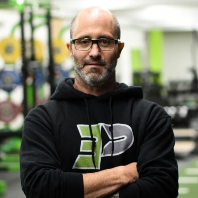 Éric, fondateur de MPN 360, souriant les bras croisés